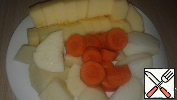 Cut the vegetables not finely. Add them to the pan, except the garlic. Simmer over low heat until the potatoes are tender.
