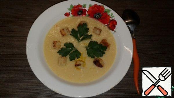 Grind everything in a saucepan with a blender until a homogeneous puree soup is obtained. Serve on plates.
Sprinkle with a few drops of vegetable oil, garnish with herbs and croutons. We are calling the household for dinner))
Enjoy your meal!
