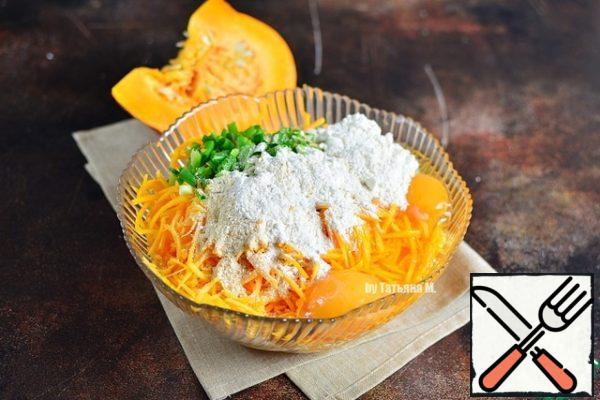 Add eggs, flour, breadcrumbs, finely chopped onion, garlic powder, salt (if you also serve with fish, then add a little salt or not even salt at all).
