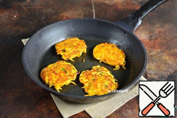 Fry in a well-heated frying pan under the lid on both sides, forming balls with your hands and squeezing out excess juice, flatten the balls in the pan.
