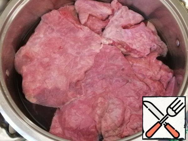 We start with the preparation of the filling. Rinse the offal thoroughly. I bought them together with a set called "pancake set", which includes a lung, part of the heart and some lard. We put all this washed into a large saucepan, because the lung is strongly gaining water, floats up and expands. The first time I had to urgently change the frying pan. So, here it is worth adding salt, pepper and bay leaf if desired. Cook over medium heat for 40 minutes until tender. Boil the eggs separately, just cut the onion into cubes and set aside for now. We will need this at the end when we assemble the filling.
