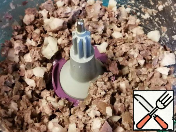 After the offal is boiled and cooled, it is necessary to disassemble the lung by cutting out solid tubes, separate the heart from the valves, fat from the skin. Chop all this well and grind it in a blender to a fine crumb.
