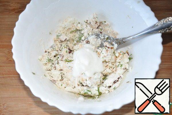 Mix the whole mass well, add sour cream. If the mass is liquid, then you can not put sour cream.
