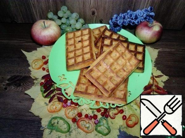 Remove the finished waffles from the oven, transfer to a plate and serve.
Potato waffles can be served as an independent dish, or with different fillings (cottage cheese, red fish, bacon, ham, caviar, cod liver), turn on your imagination and create culinary goodies.