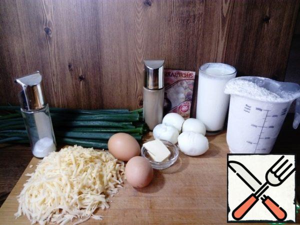 Prepare the products. Boil four eggs, cool and peel. Cheese grate on a coarse grater. Green onions cut into.