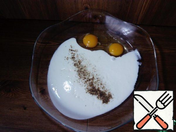 Knead the dough. Beat the eggs with yogurt until smooth, sprinkle with salt and pepper to taste.
