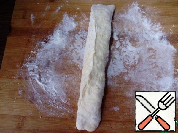 Turn the cake with the filling into a roll. Don't forget to pinch the edges.