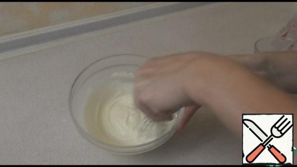 For the cream, melt the white chocolate in the microwave or in a water bath. Add cream cheese at room temperature and vanilla on the tip of a knife. Mix well. Transfer to a pastry bag and send to the refrigerator to cool slightly. If there is no pastry bag, you can put it in a tight plastic bag, and then cut off the tip or spread it just with a spoon.
