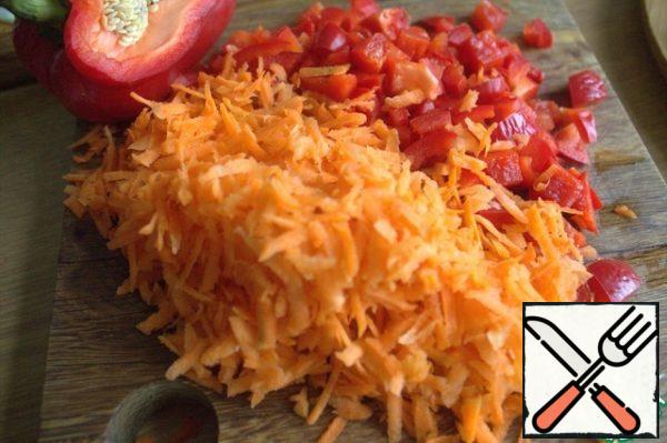 Grate the cabbage on a coarse grater, chop the paprika.
