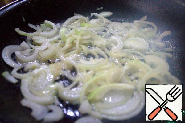 Fry the onion in oil.
