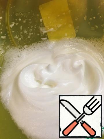 In a separate dry bowl, whisk the egg white until stable peaks. To protein better whipped, it should be cold. Also, when whipping, you can add a little salt..
Gently combine the puree with the proteins.