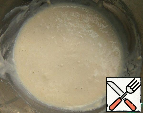 Let's prepare the dough for the dough.
In warm milk, dissolve the dry yeast and sugar, add 100 g of flour. Mix well and leave in the heat for 15 minutes, covering with cling film or a towel.
After 15 minutes the yeast mixture and mix well, to introduce vegetable oil and salt.