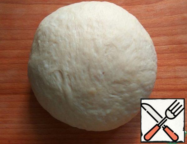 Add flour. Knead some sticky dough. It is not necessary to stuff the dough with a large amount of flour. Cover the dough and put it in a warm place to rise for 50 minutes.
