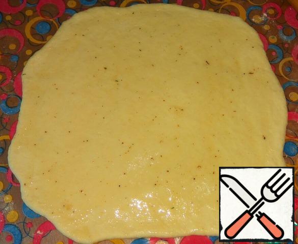 One part of the dough is rolled into a layer about 4-5 mm thick. Lubricate with prepared oil.