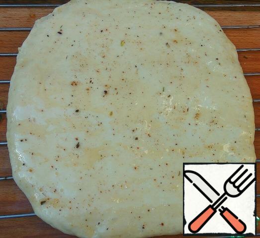 Roll out the second part of the dough. Cover with dough filling. Pinch the edges well. Make small incisions on top and release the air from the cake, lightly pressing on it.
Grease the top of the tortilla with the remaining oil.