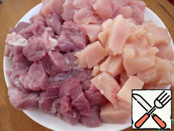 Cut chicken fillet, Turkey breast fillet and Turkey thigh fillet into cubes. Put the meat in a bowl. Add salt and white pepper to taste. Stir.