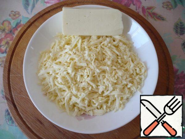 Now prepare the cheese filling. Grate suluguni cheese on a coarse grater. Set aside a small portion of the cheese (it will be needed for sprinkling the cake). Put the rest of the cheese in a bowl.
