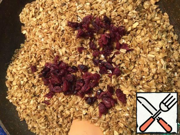 After we take it out, we transfer it to the frying pan, add cranberries, orange.
