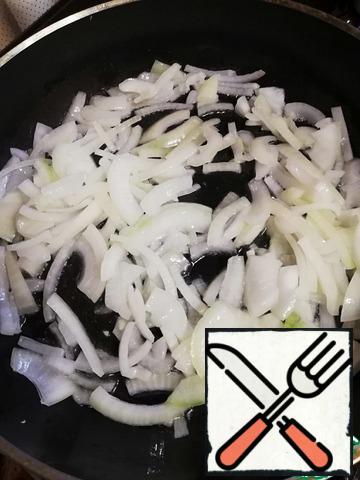 Onions cut into half rings and fry in a small amount of vegetable oil.