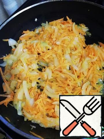 There also add carrots, grated on a large grater. Salt and sprinkle with seasoning to taste. Fry until the vegetables are soft.