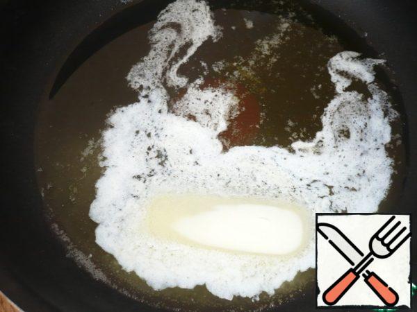 Prepare the sauce "a la bechamel". Heat a frying pan, add three types of oil: olive, sunflower and butter.
