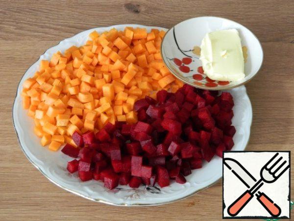 Carrots and beets clean, cut into small cubes.