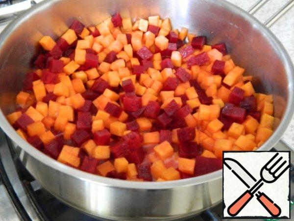 Put out the vegetables in butter, add a little water and bring to softness, all the water should evaporate.
