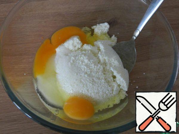 Rub the eggs with sugar and cottage cheese, leave a small amount of sugar for the filling.
