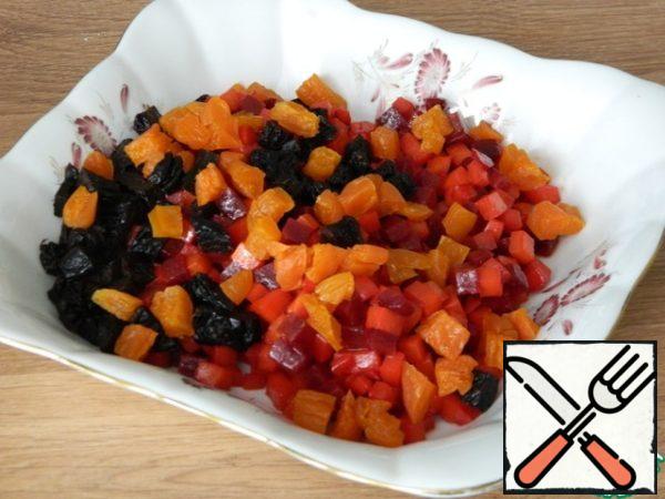 Mix stewed vegetables with dried fruits, add a little remaining sugar and vanilla sugar.