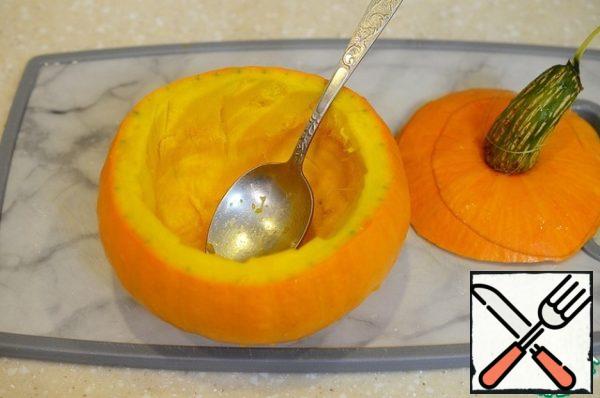 At the pumpkin, cut off the top and scrape the inner layer, leaving the walls 1 cm thick.