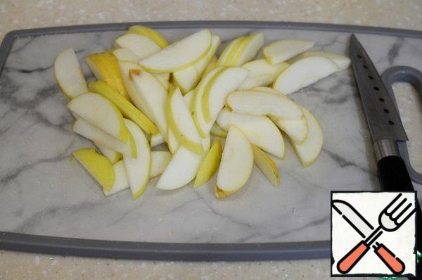 Cut the apples into thin slices. Add 2/3 of the apples to the dough.