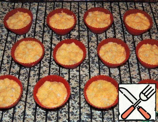 Spread the minced meat on muffin molds and bake in the oven on the grill at 180 degrees for 20-30 minutes until cooked.
