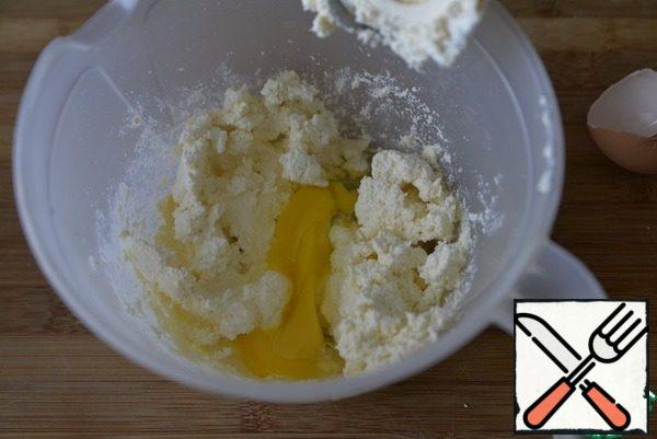 Add sugar and vanilla and punch blender until smooth. Add the egg, once again punch everything, mix.