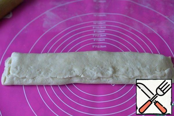 Fold the workpiece tightly three times, pinch the edges.
