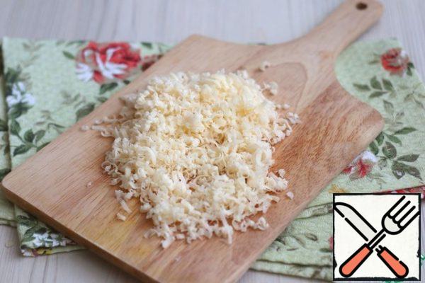 Grate the cheese (50 gr.) on a fine grater.
