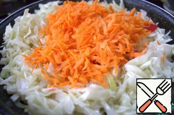 We send it to onions, cabbage and carrots. Then simmer over low heat, stirring occasionally.
