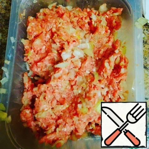 Finely chop the onion, mix together with the minced meat.