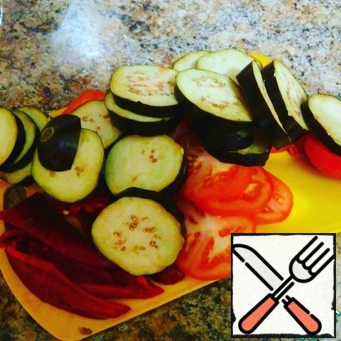 Prepare vegetables: cut eggplant, tomatoes, pepper cut into pieces.