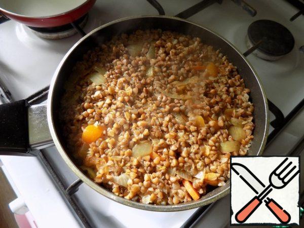 At the very end of cooking, mix the vegetables well with buckwheat, because the vegetables are at the bottom. Keep on the fire for another 3 minutes, and the porridge will be ready. This is what we have already turned out to be an independent dish. Porridge is very tasty, and you can eat it without anything.
