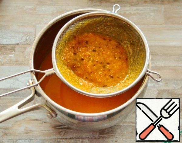 To get rid of sea buckthorn seeds and coarse dried apricot fibers, wipe everything through a sieve.