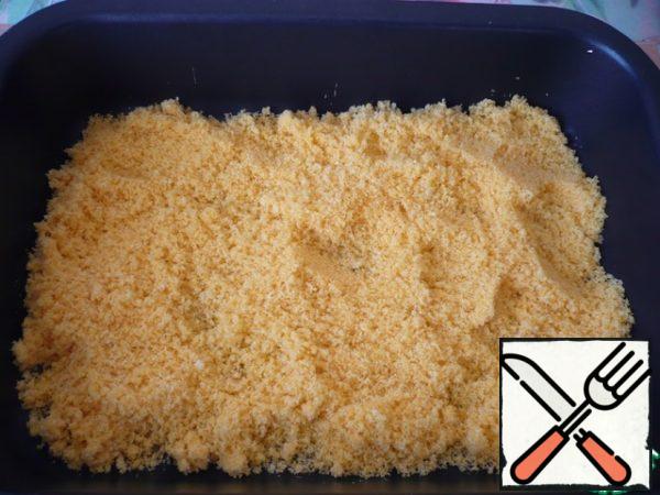 Pour the chopped corn sticks on a baking sheet with sides.