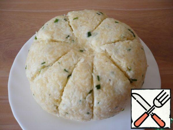 Form a ball from the cheese mixture, press it down from above so that it flattens. With the tip of a table knife, swipe down along the edges of the line so that the ball looks like a pumpkin.
