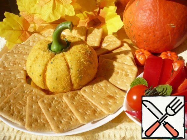 Serve the pumpkin-cheese ball on a plate with crackers and pieces of sweet pepper.
Enjoy your meal!