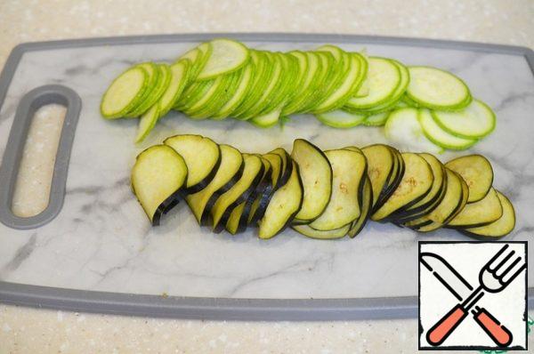 Wash the vegetables and cut into thin slices.