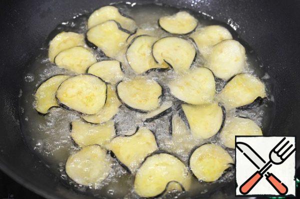 Fry in boiling oil over low heat until Golden brown.