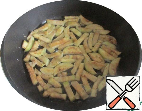 Drain the eggplant from the released liquid and fry in a separate frying pan in a small amount of vegetable oil until Golden brown.
