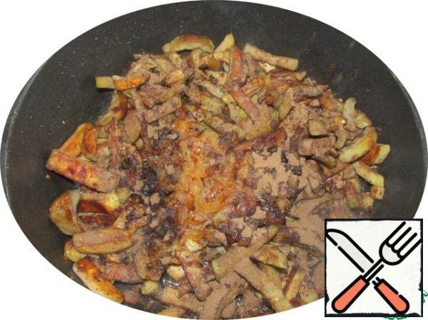 To connect fried eggplant and onions, gently stir, add mushroom powder and fry for another 3 minutes.