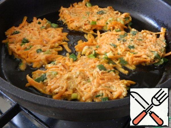 Pour oil into a well-heated frying pan, spread the dough in small portions and fry the pancakes until ready.
