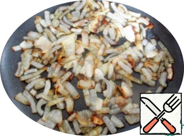 Cut the onion into quarter rings and fry in vegetable oil until golden brown. Remove from the heat, set aside.
