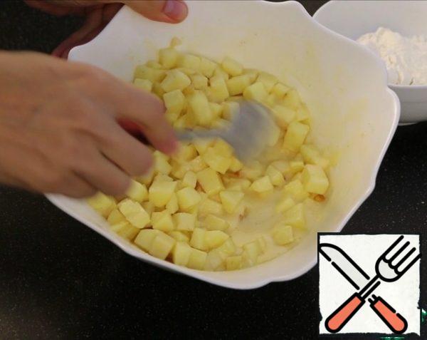 Flour should be added so much that there is no liquid here. So that all the apples are "wrapped" in dough.